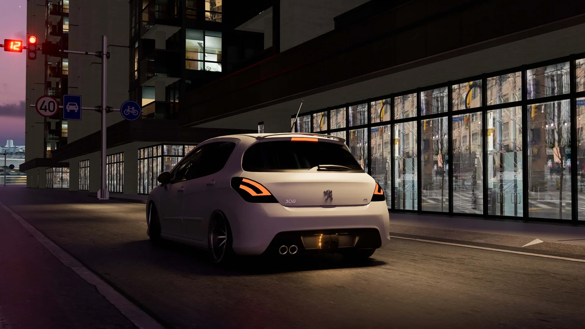 Peugeot 308 blanco en una calle de ciudad al atardecer, con luces traseras de acento naranja